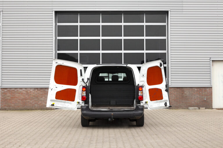 Bestelauto huren achteraanzicht open