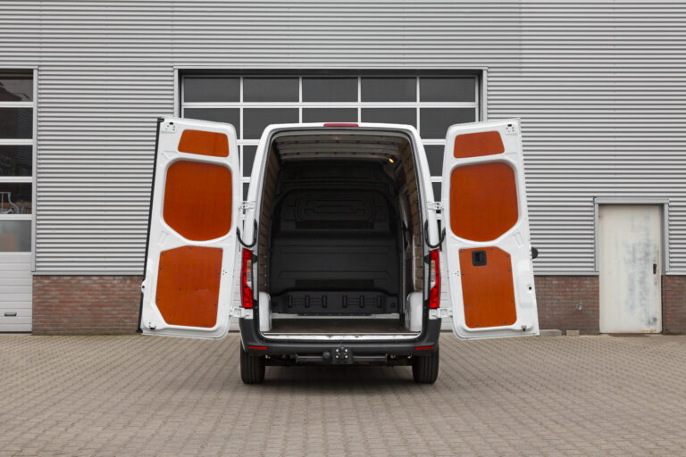 Mercedes sprinter huren bedrijfswagen achteraanzicht open