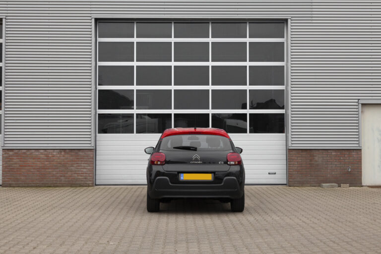 Middenklasse auto huren Citroen c3 achteraanzicht