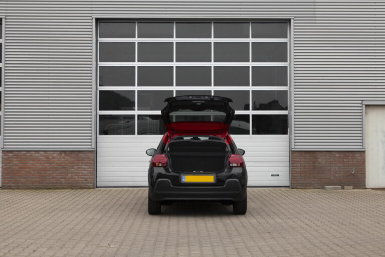 Middenklasse auto huren Citroen c3 achteraanzicht open