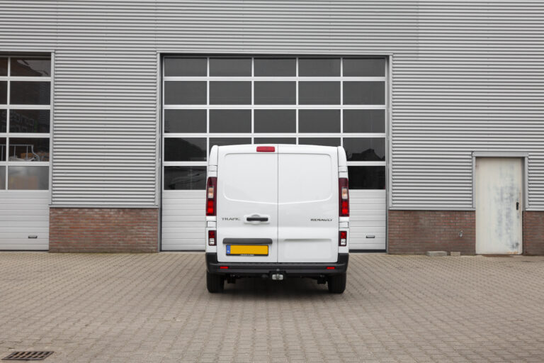 Renault trafic huren middelgrote bedrijfswagen achteraanzicht