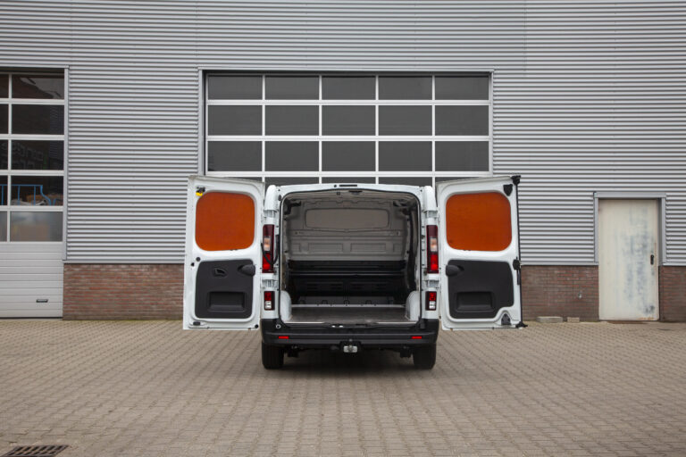 Renault trafic huren middelgrote bedrijfswagen achteraanzicht open
