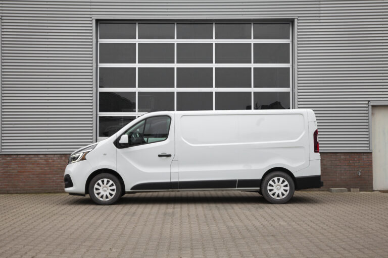Renault trafic huren middelgrote bedrijfswagen zijaanzicht links