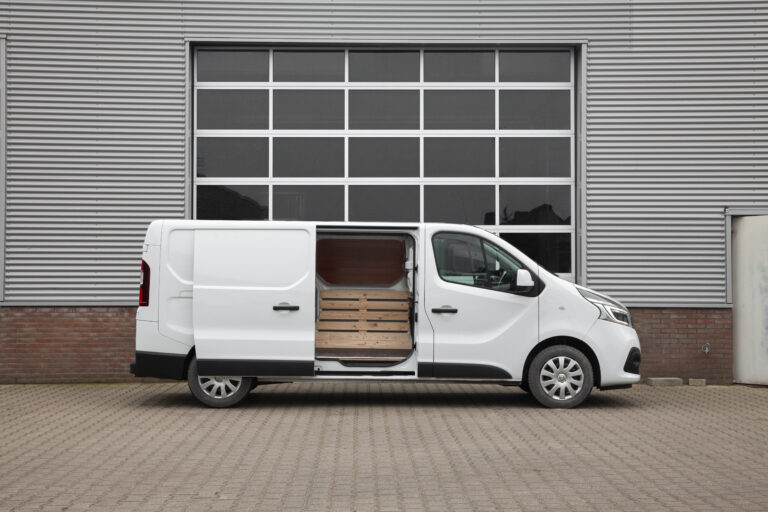 Renault trafic huren middelgrote bedrijfswagen zijaanzicht open