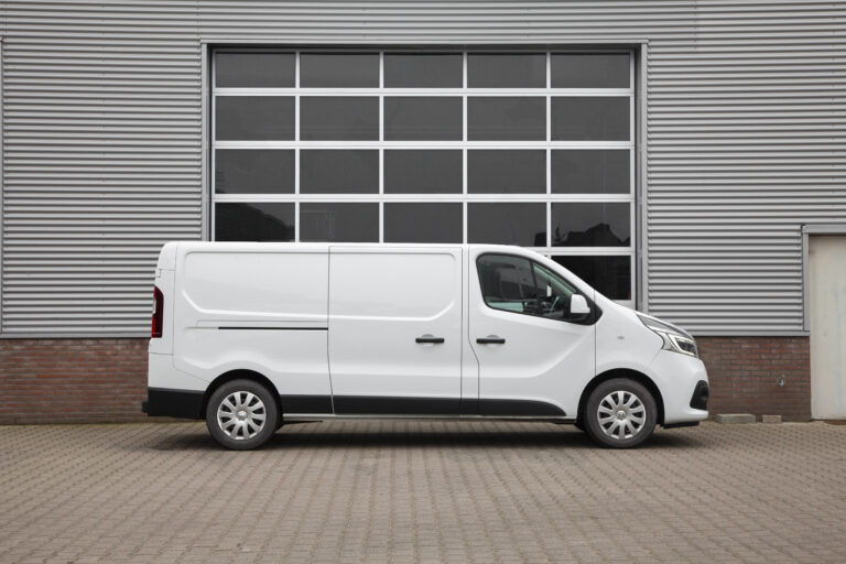 Renault trafic huren middelgrote bedrijfswagen zijaanzicht rechts
