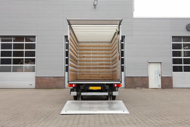 Verhuiswagen of bakwagen huren laadlift