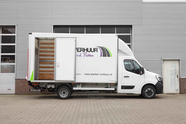 Verhuiswagen of bakwagen huren zijaanzicht open