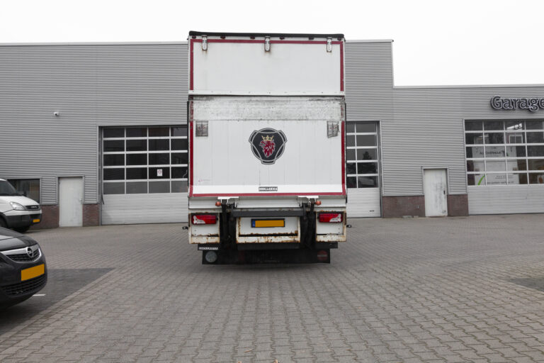 Vrachtwagen schuifzeil huren achteraanzicht