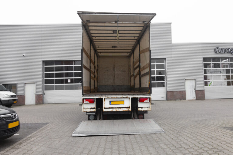 Vrachtwagen schuifzeil huren laadlift