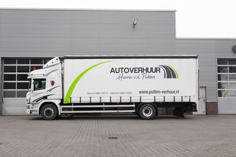 Vrachtwagen schuifzeil huren zijaanzicht