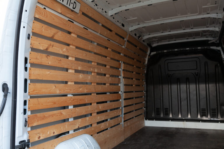 Bus met laadruimte huren