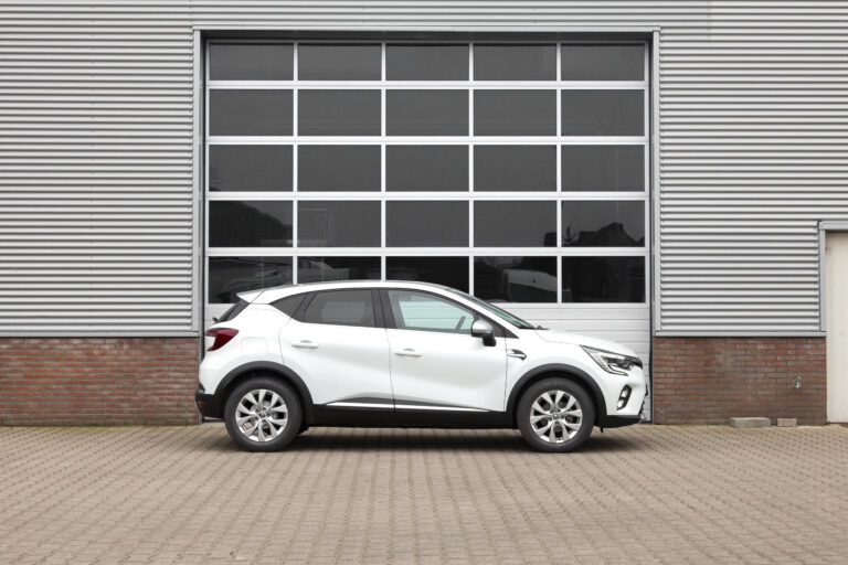 Ruime personenauto huren renault capture zijaanzicht