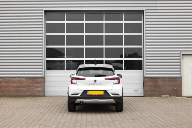 Ruime personenauto huren renault capture achteraanzicht