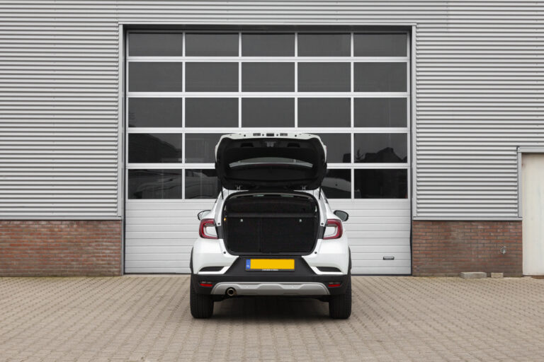 Ruime personenauto huren renault capture achteraanzicht open