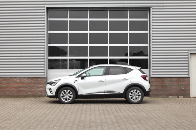 Ruime personenauto huren renault capture zijaanzicht