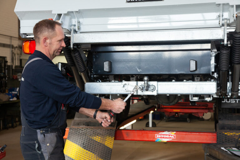 Trekhaak monteren personenauto en bedrijfswagen