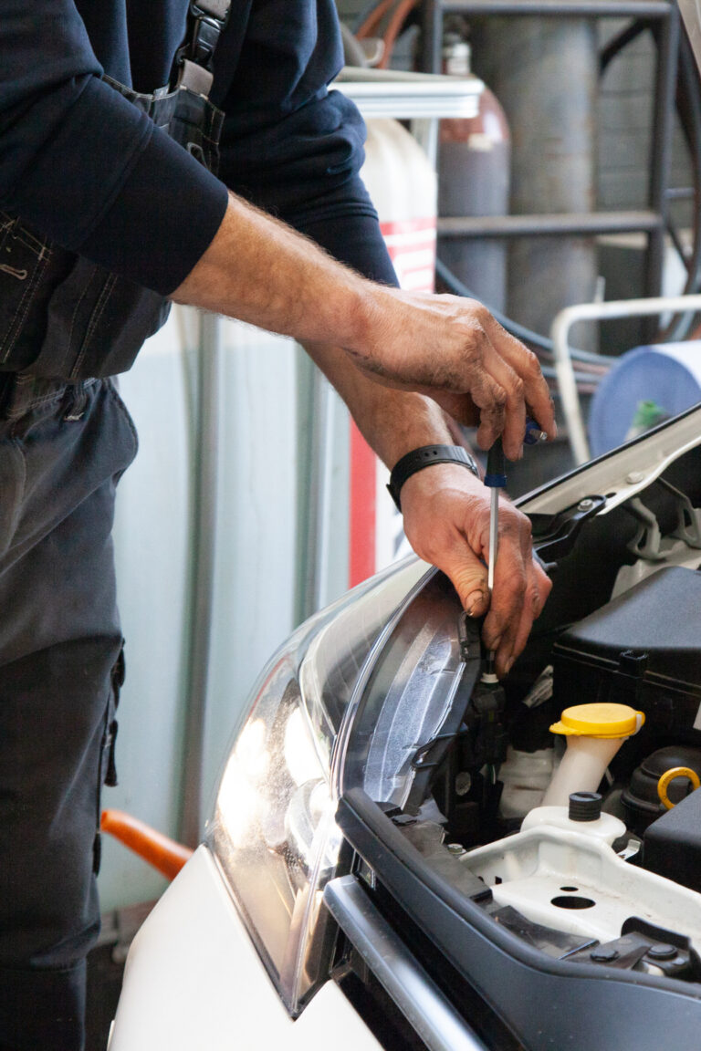 auto en bedrijfswagen onderhoud koplampen afstellen